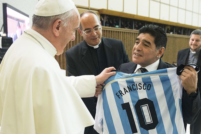 Перед межрелигиозным «Матчем мира» Марадона подарил Папе футболку
