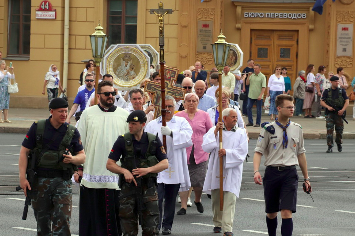 Портреты и моменты: топ-5 фото с процессии Божьего Тела в Минске