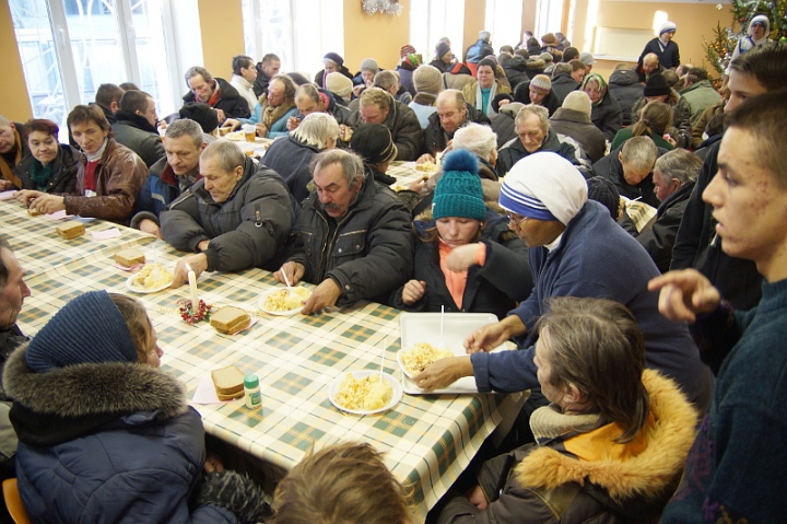 В Рождество для более 100 бедных и бездомных в Гомеле устроили спектакль и обед - ФОТО, ВИДЕО