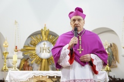 Без объяснения причин: архиепископа Кондрусевича не впустили в Беларусь