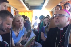 «Abba Ojcze!» Белорусский епископ пел с молодежью под гитару и вел стрим [видео]