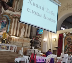 Вопросы католическому священнику задала аудитория Threads. Один оказался языковым