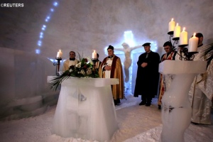 В Румынии построили церковь из льда - ВИДЕО