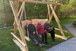 Монах из Гудогая сделал качели для прихода в Минске