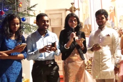 Студенты из Шри-Ланки спели Рождественскую песню в гомельском костеле [видео]