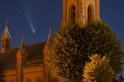 Фотофакт: комета Neowise над 113-летним храмом