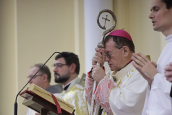 Католическая церковь в России испытывает давление из-за отказа архиепископа подписать политическое заявление