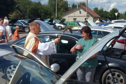 Не только авто. В костёлах массово освящают транспортные средства
