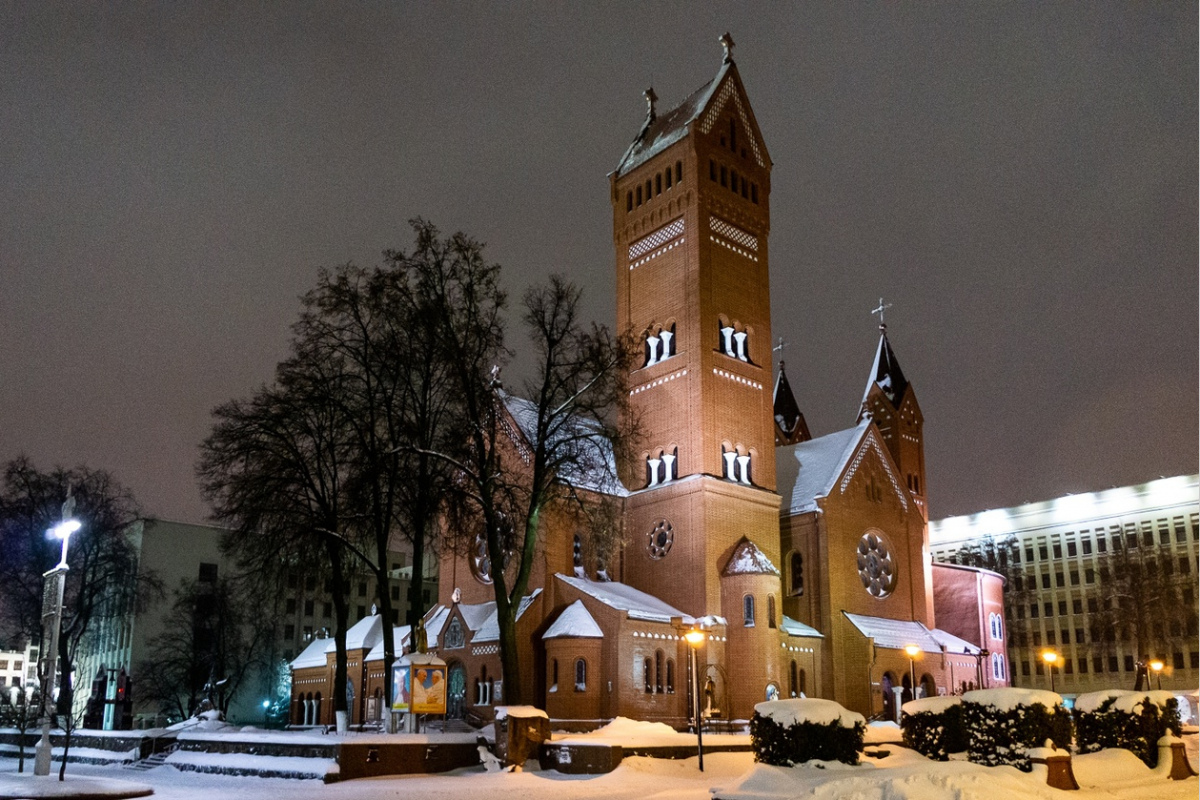 Керосиновые лампы, фуфайки. В Красном костеле рассказали Румаку, как готовятся к Рождеству