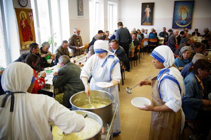 Праздничный пир для бездомных устроили в Гомеле [фото]