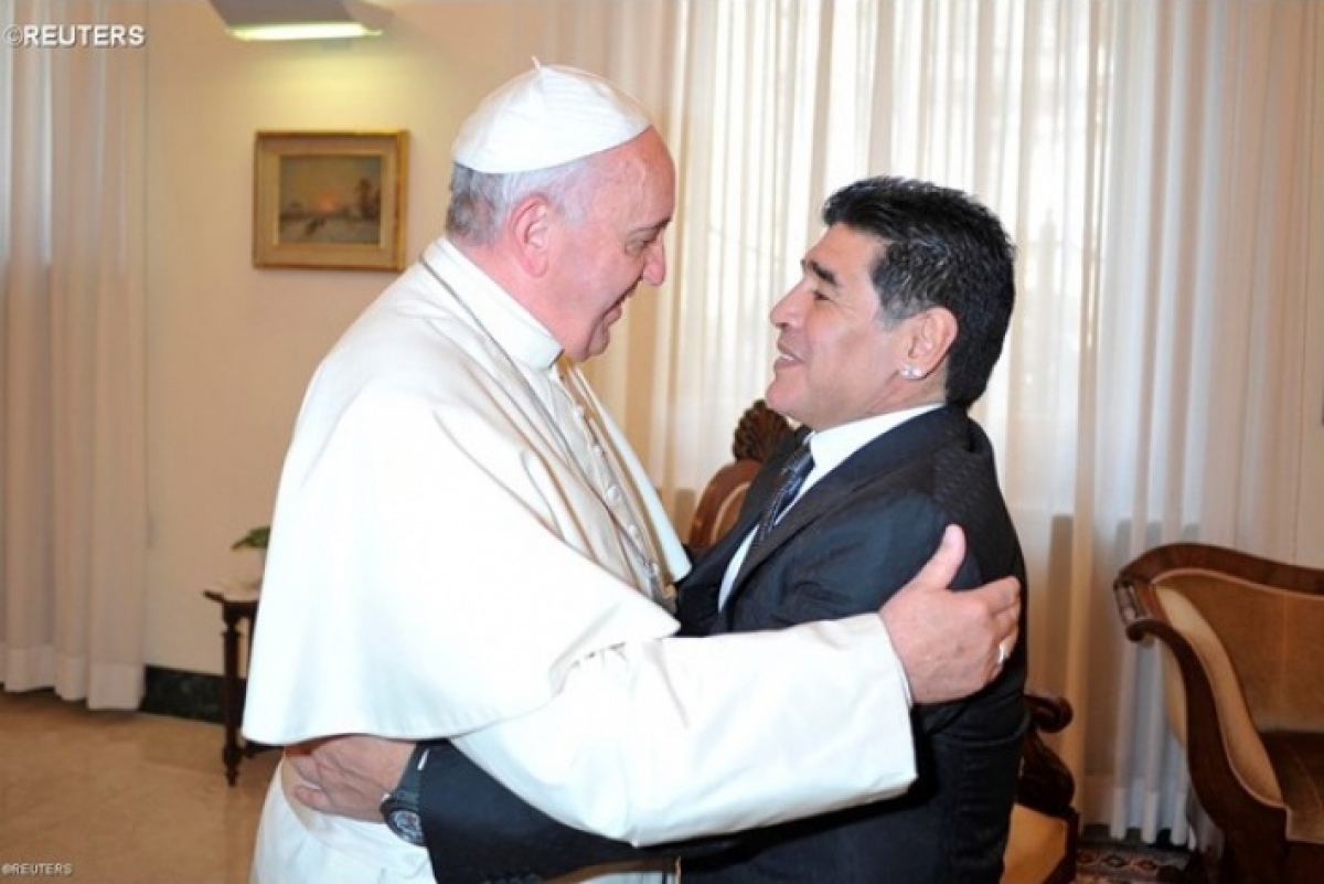 За умершего Диего Марадону молится Папа Римский