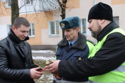 Священник раздавал водителям в Речице свечи, иконы и святую воду