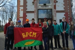 Фото: БРСМ провел акцию на кладбище у «кальварийского костела»