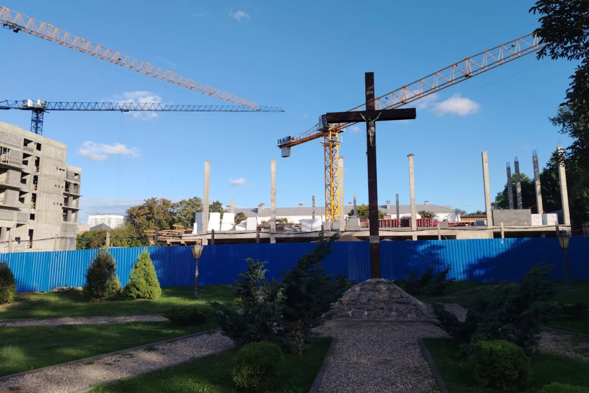 В Минске на католическом кладбище начали возводить еще одно здание