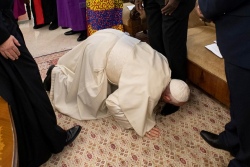 Ради мира в Южном Судане Папа поцеловал ноги лидерам страны