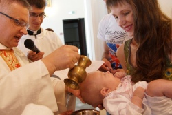Две молодые пары крестили новорожденных в костеле [ФОТО + Что должен делать крестный]