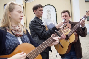 Словом, песнями и танцами на улице в Гомеле католики проповедуют Евангелие - ФОТО, ВИДЕО