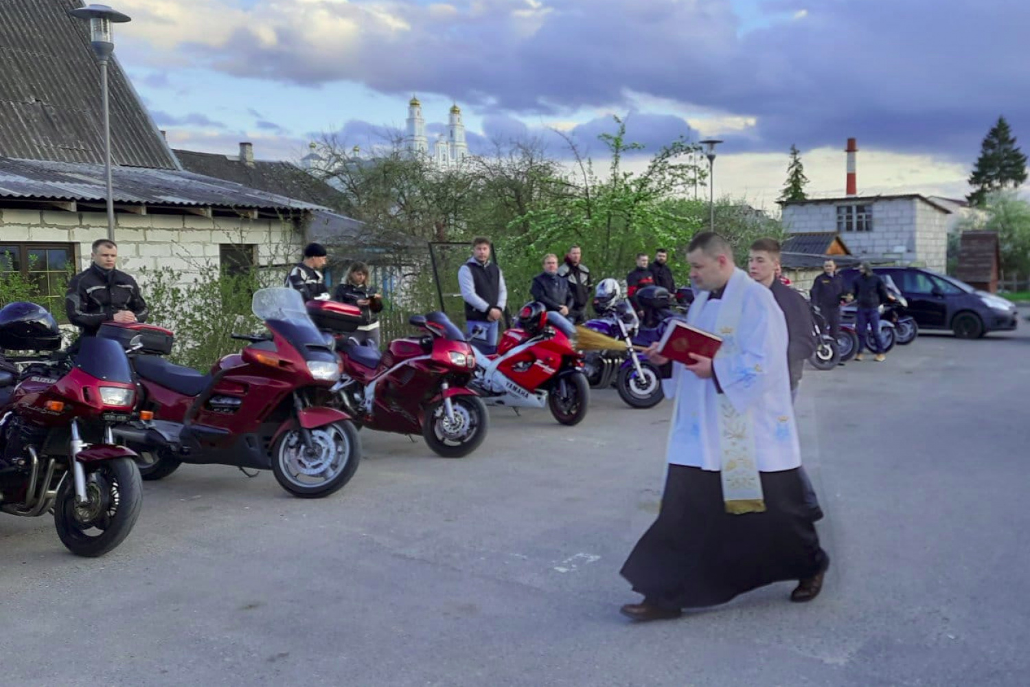 Фотофакт: священник благословил байкеров на мотосезон