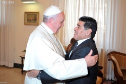 Марадона и Роналдиньо сыграли за мир по инициативе Папы