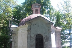 В осквернении часовни на кладбище в Новогрудке подозреваются девочки