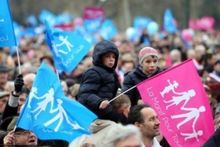 В Париже прошла многотысячная акция против однополых браков