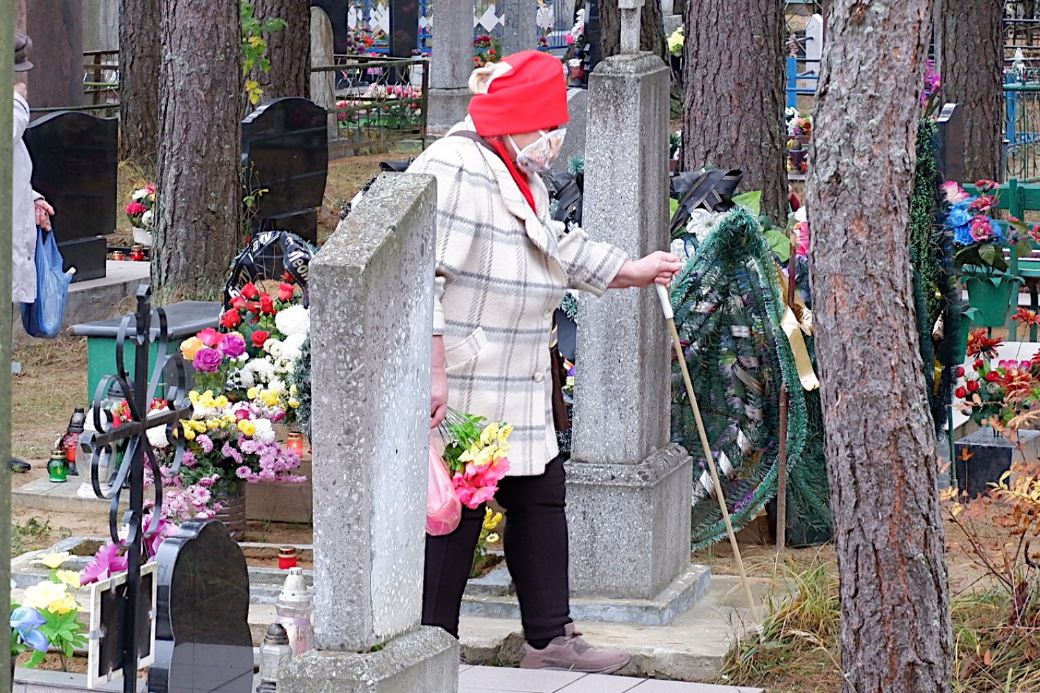 Фото: католики посещают кладбища и молятся за умерших