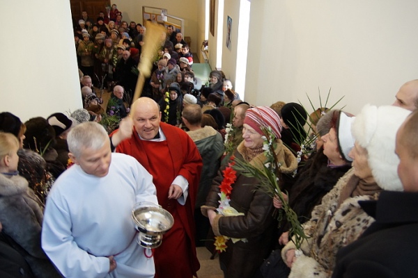 Католики празднуют вербное воскресенье [фото + РАСПИСАНИЕ Пасхального Триденствия]