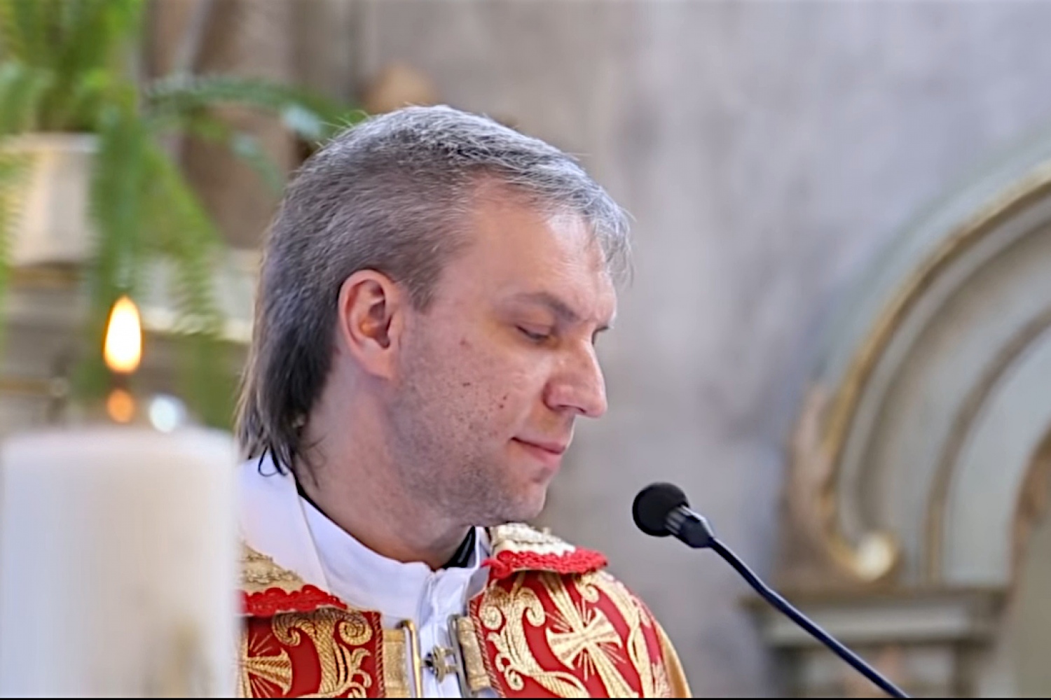 Видео исполнения белорусским священником «Аллилуйя» для молодоженов набрало 1 млн просмотров