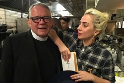 Lady Gaga взорвала Фейсбук фото со священником