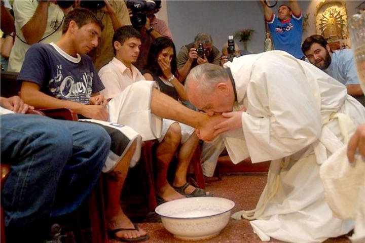 Папа абмые ногі рымскім зняволеным