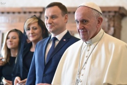 Папа принял на аудиенции президента Польши с семьей