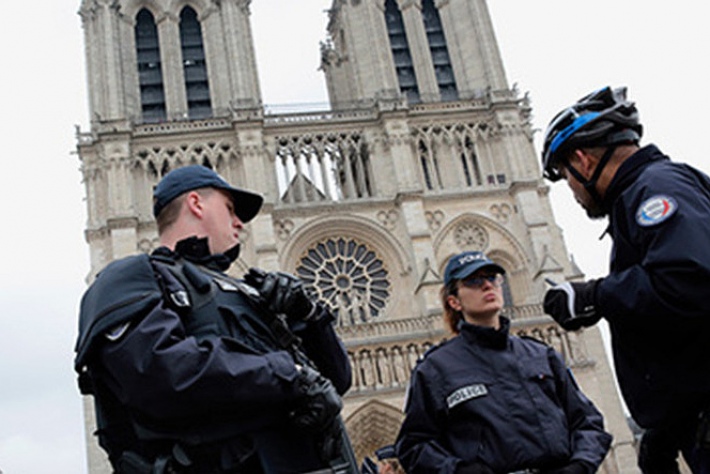 Студент из Алжира напал на полицию у собора Парижской Богоматери