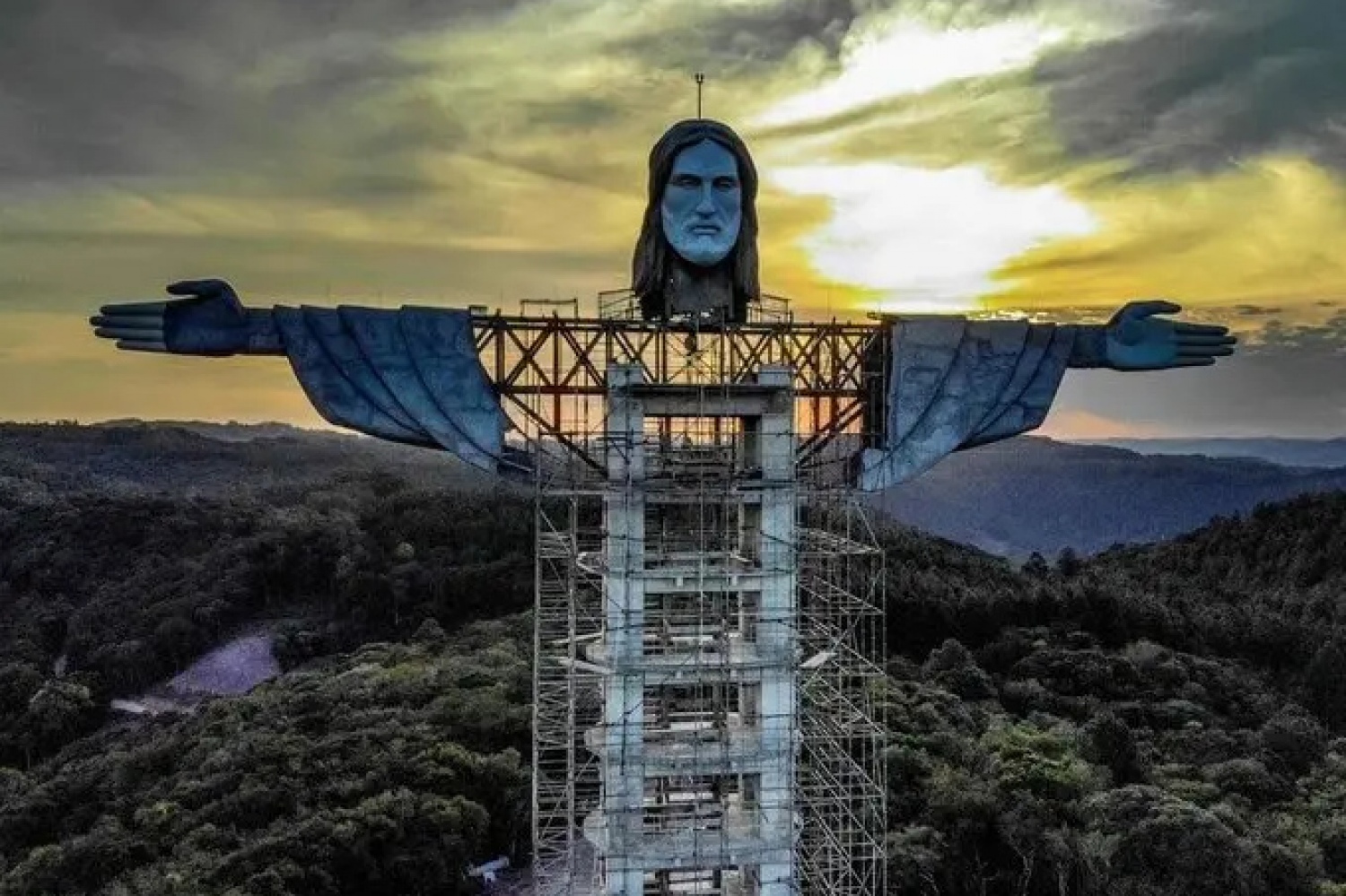 Выше, чем в Рио: посмотрите, как 43-метровую статую Христа строят в Бразилии