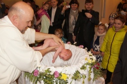 Двоих детей и четверых взрослых крестили на Пасху в гомельском костеле [фото]