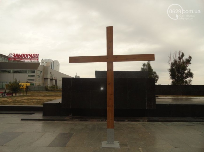Вместо памятника Ленину в Мариуполе установили Крест