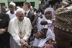 Папа в Африке посетил мечеть и призвал к братству и миру
