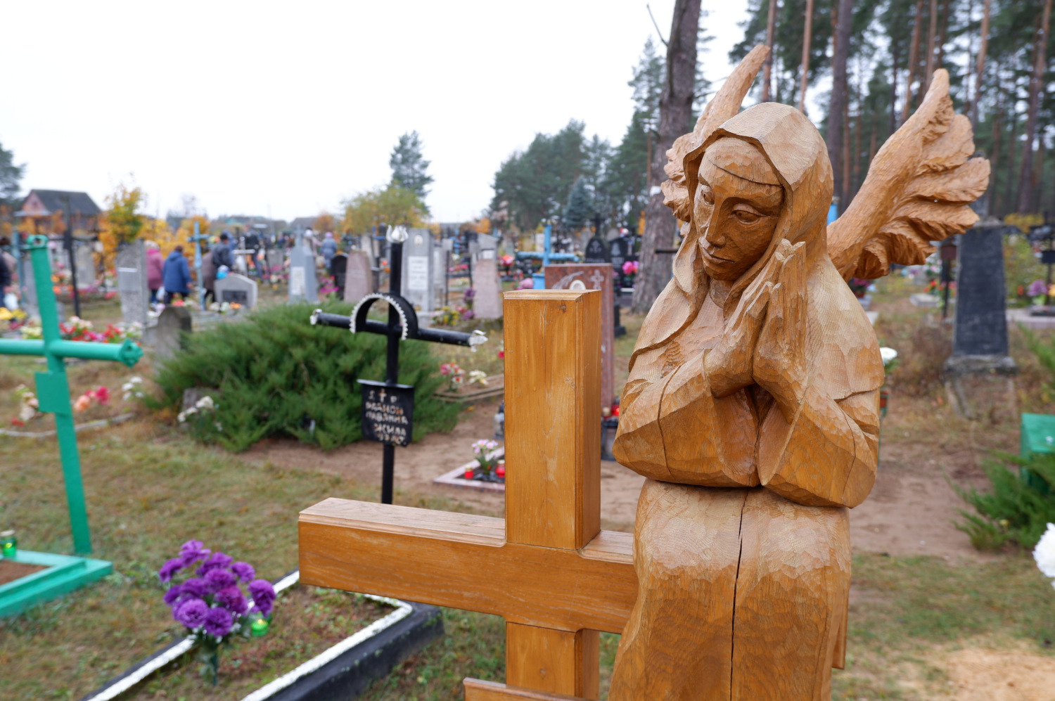 Пра штучныя кветкі на могілках і немагчымасць наведаць магілы родных далі парады святары