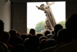 Католики Минска проводят Крестный путь за возвращение архиепископа Кондрусевича