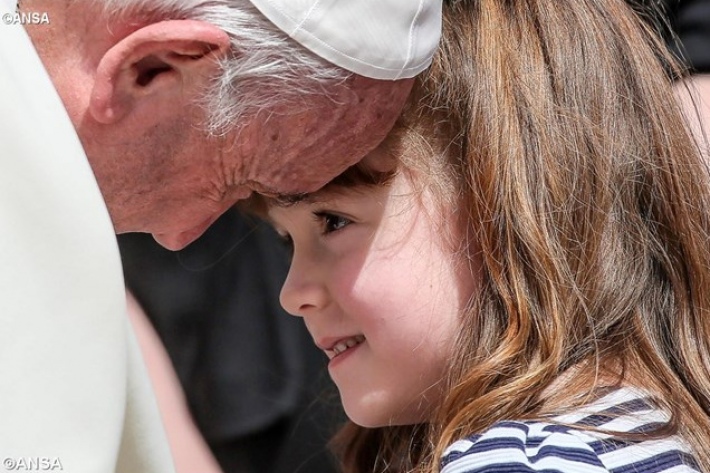 Видео: эмоциональная встреча Папы с больной девочкой