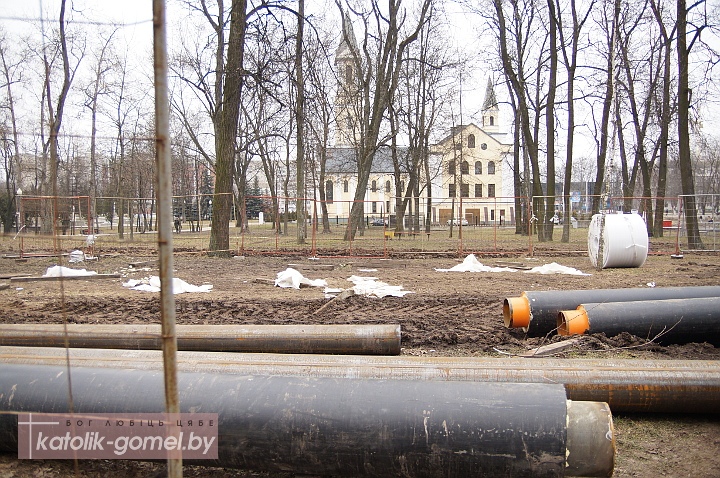 На месте старинного кладбища в Гомеле строители собирают мешки человеческих останков [фото]