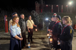 Символично: Свет мира в темноте на фоне колючей проволоки передали в Беларусь из Польши