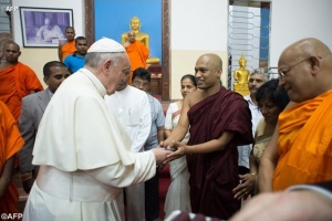 Папа Римский посетил буддийский храм в Шри-Ланке