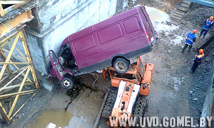 Фотофакт: в Добруше «Газель» упала с моста на трактор