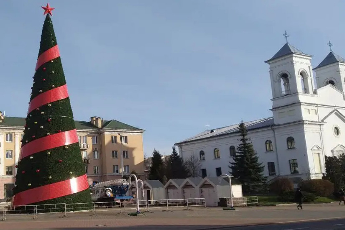 «Военную» звезду вместо Рождественской вновь установили на главной ели Бреста
