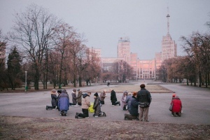 Больше года на площади Харькова ежедневно молятся о мире - ВИДЕО