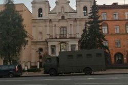 Минск: автозак у кафедрального костела и Крестный путь под контролем милиции