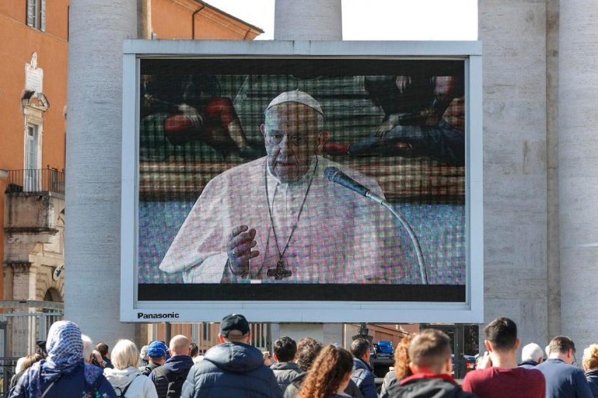 Папа Римский впервые провел проповедь по видеотрансляции - из-за коронавируса