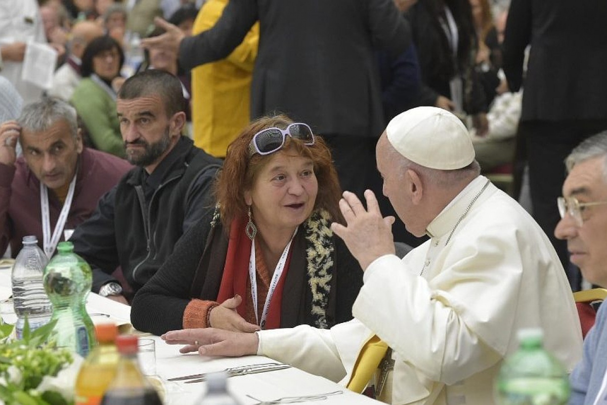Папа пообедал вместе с 3 тыс. бедных и бездомных