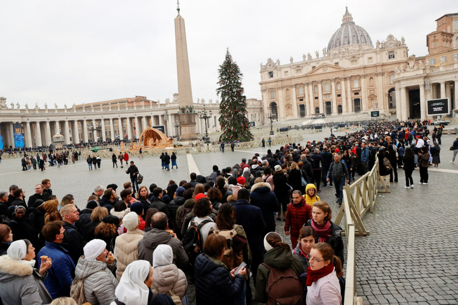 Фотофакт: в Ватикане началось прощание с Папой Бенедиктом XVI