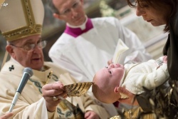 Папа окрестил 26 детей в Сикстинской капелле
